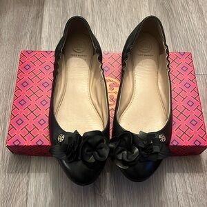 Tory burch black leather ballet flats with flowers